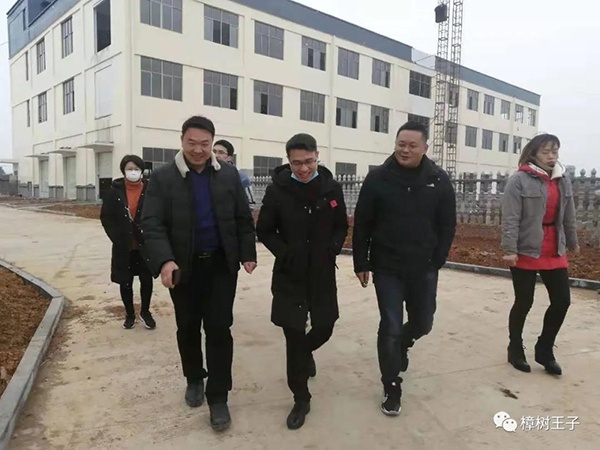 市营商办领导冒着瑞雪纷飞下企业考察